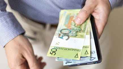 В Минтруда объяснили, как и когда по новым правилам белорусам будут выплачивать аванс и зарплату