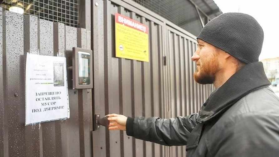 В одном из дворов Минска для выброса мусора теперь нужно «предъявить личность». Это как?