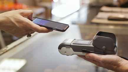 В БПЦ предупредили белорусов о возможных проблемах с оплатой смартфоном