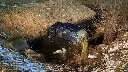 В Мостах водитель на полной скорости отправил внедорожник в канаву