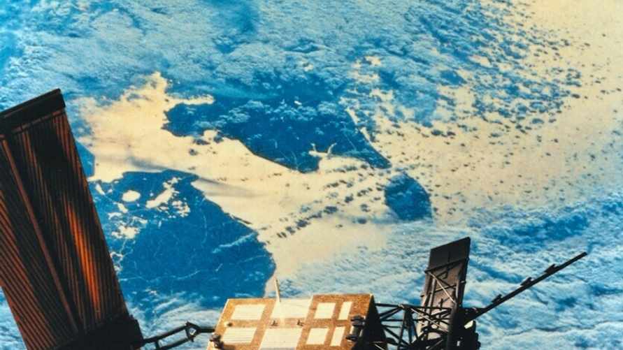 "Нет способов им управлять" - В ESA объявили о скором падении двухтонного спутника на Землю