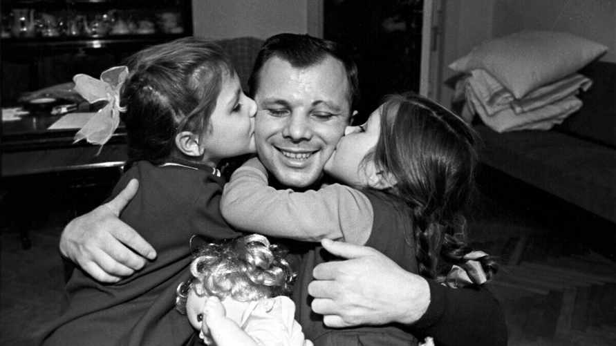 Летчик-космонавт СССР Юрий Алексеевич Гагарин с дочерьми Леной и Галей у себя дома