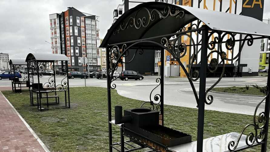 «Сразу и опорник рядом открывать» – В Бресте во дворе многоэтажек установили мангалы. Но довольны оказались не все