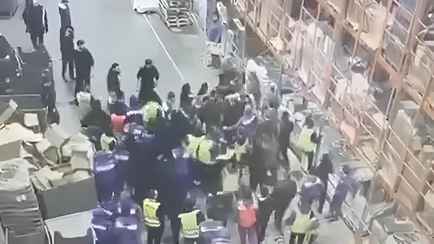 Участвовали больше ста человек. Появилось видео драки на складе Wildberries в России