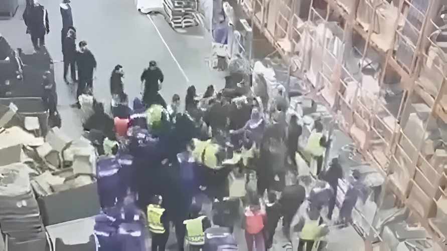 Участвовали больше ста человек. Появилось видео драки на складе Wildberries в России