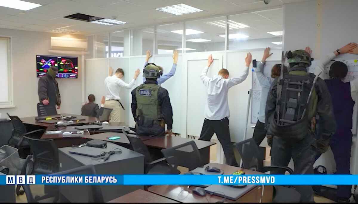 $200 тыс. и 12 дорогих авто. Что еще нашли в Минске при задержании работников «липовых» колл-центров?