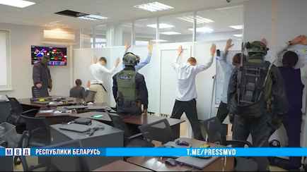 $200 тыс. и 12 дорогих авто. Что еще нашли в Минске при задержании работников «липовых» колл-центров?