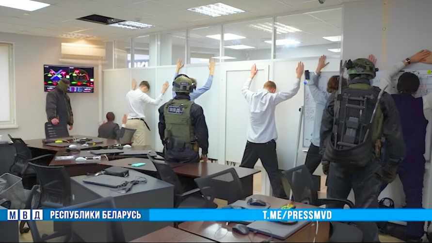 $200 тыс. и 12 дорогих авто. Что еще нашли в Минске при задержании работников «липовых» колл-центров?