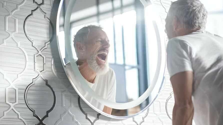 «Открыть рот и взять фонарик» – Стоматолог рассказала, когда белорусам надо менять старую пломбу