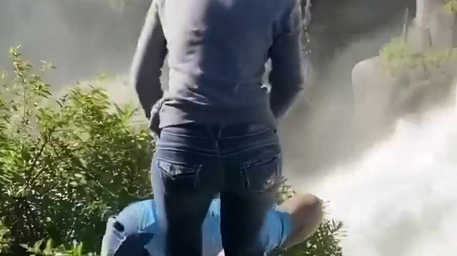 Видео, где мужчина сделал предложение у водопада, набрало 12 млн. просмотров. Что пошло не так?