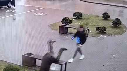 «С потерпевшим даже не знаком» – Появилось видео, как мужчина в Гродно ударил ногой пенсионера