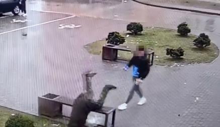 «С потерпевшим даже не знаком» – Появилось видео, как мужчина в Гродно ударил ногой пенсионера