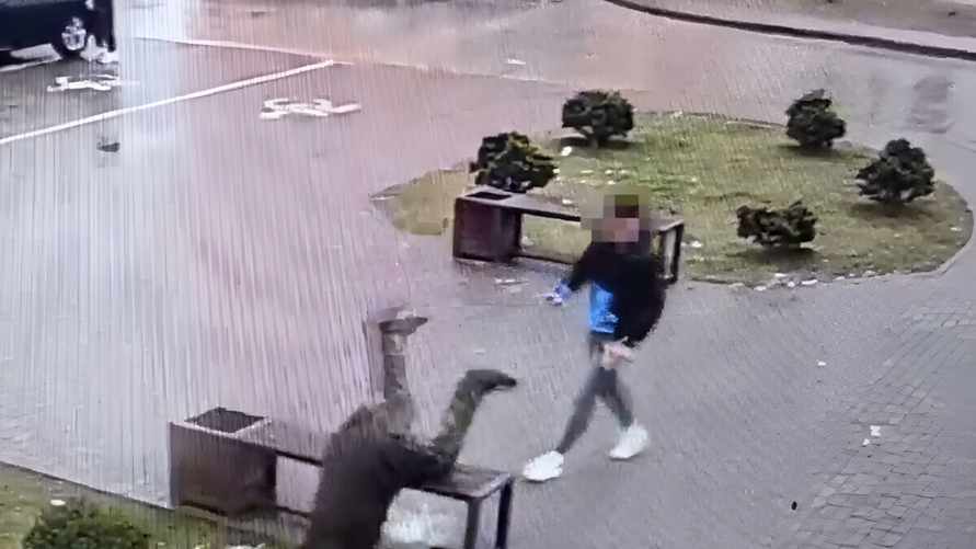 «С потерпевшим даже не знаком» – Появилось видео, как мужчина в Гродно ударил ногой пенсионера