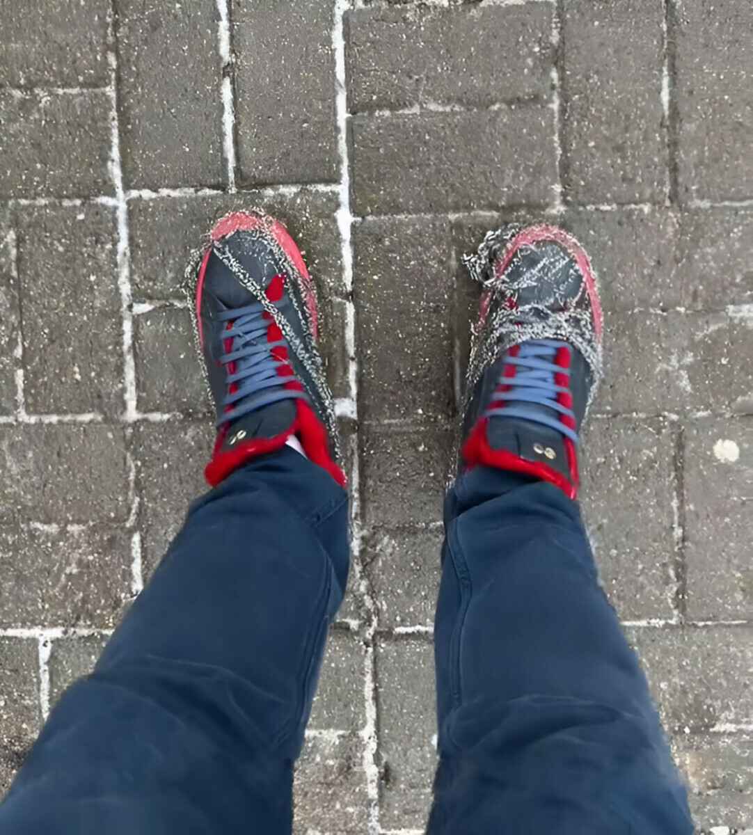 «Уж лучше так, чем в травмопункт» – Минский блогер показал дешевый лайфхак против гололеда