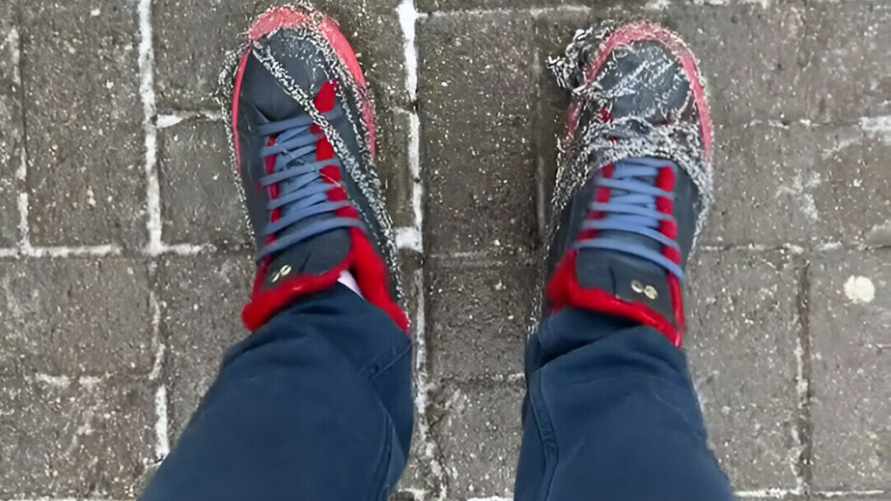 «Уж лучше так, чем в травмопункт» – Минский блогер показал дешевый лайфхак против гололеда