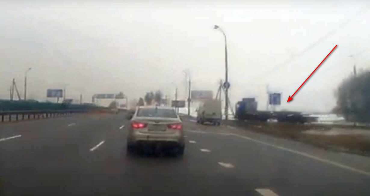 В Минске на оживленной трассе с грузовика упала бетонная плита