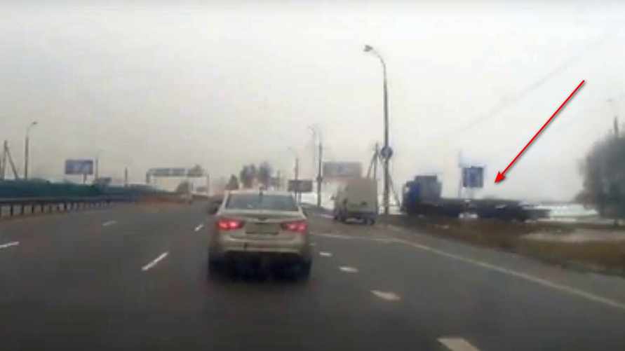 В Минске на оживленной трассе с грузовика упала бетонная плита