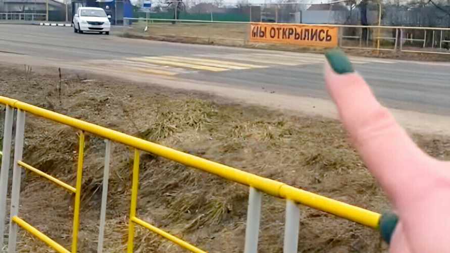 «Думала, что только в России такое» – В Солигорском районе открыли магазин, а дорожники перекрыли к нему доступ