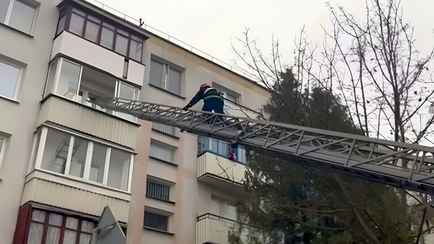 В Марьиной Горке двухлетний малыш закрыл маму на балконе