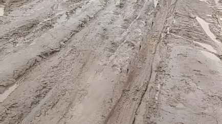 «Даже скорая не доедет» – Белорус пожаловался на не-дорогу у дома. Подписчики поделились рецептами, что делать