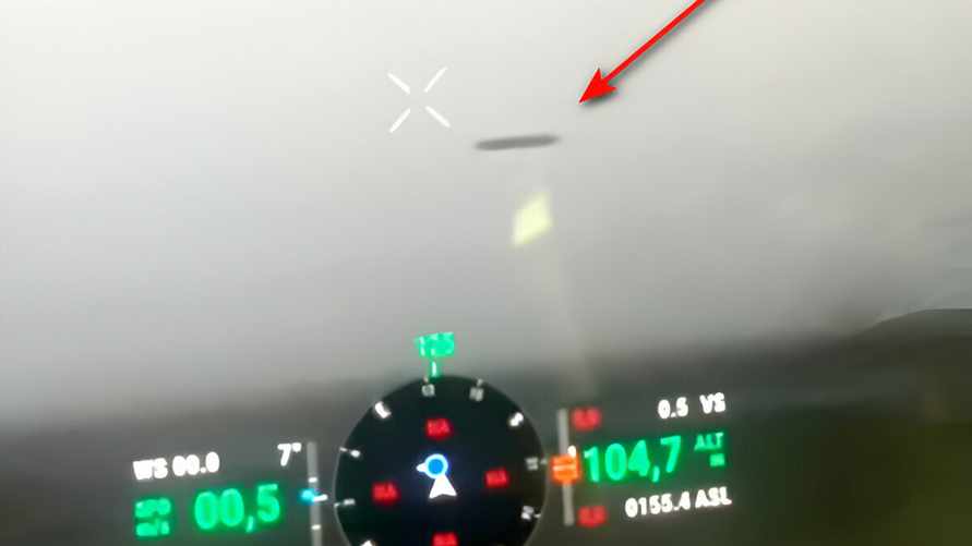 «Что это? Почему он не движется?» – Над зоной боевых действий в Украине увидели НЛО