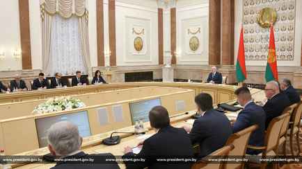 «Это что за мода?» – Лукашенко приказал встряхнуть вузы и «бороться» за то, чтобы молодежь «училась и работала здесь»