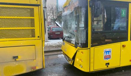 В Минске из-за столкновения автобусов четверо взрослых и пять детей попали в РНПЦ травматологии