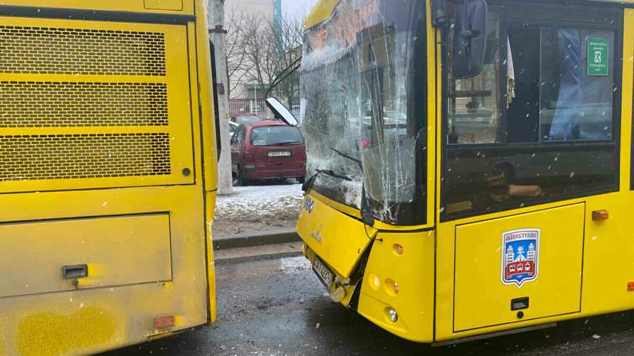 В Минске из-за столкновения автобусов четверо взрослых и пять детей попали в РНПЦ травматологии