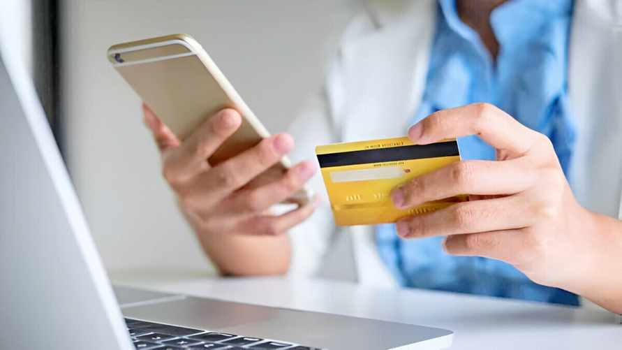 За какими следят? В налоговой рассказали, когда переводы белорусов с карты на карту – это скрытые доходы