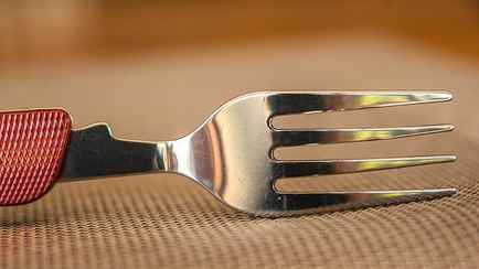 10 необычных применений вилки. Как поможет почистить автомобиль и починить молнию?