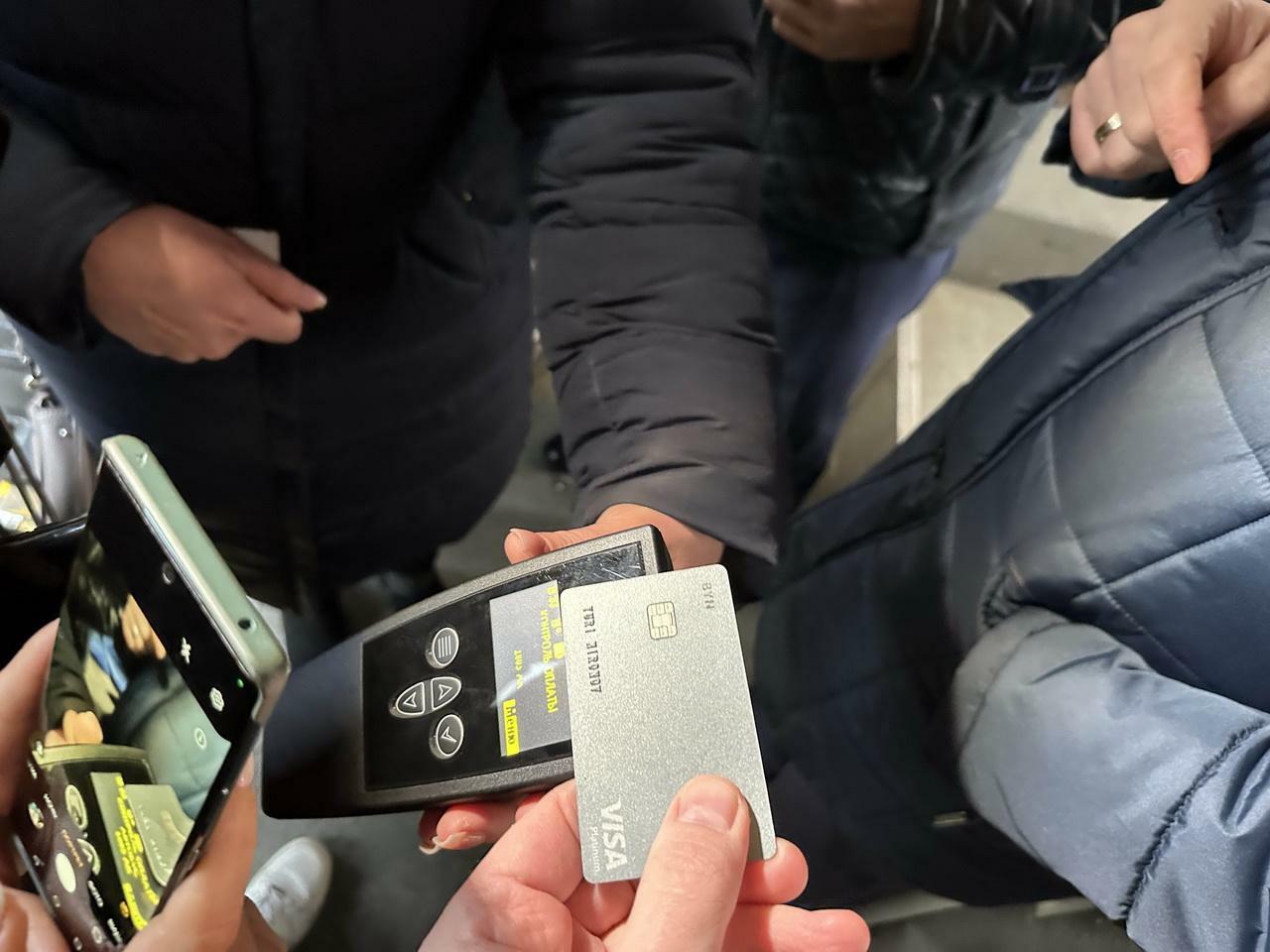 В Гомеле запустили оплату проезда банковской картой прямо в автобусе. Когда по всей стране?