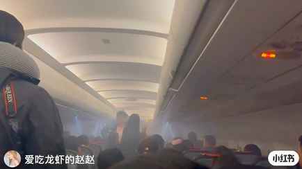 В салоне самолета, летевшего в Шанхай, произошел взрыв