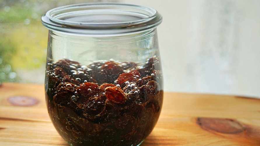 Зачем белорусам пить изюмную воду? Вот как приготовить вкусный напиток