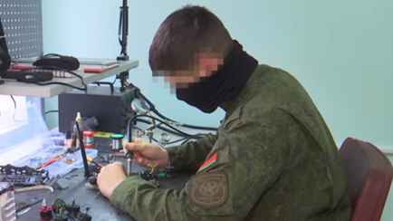 «По российскому опыту» — На госТВ показали, как в Беларуси собирают боевые дроны «из изоленты и палок»