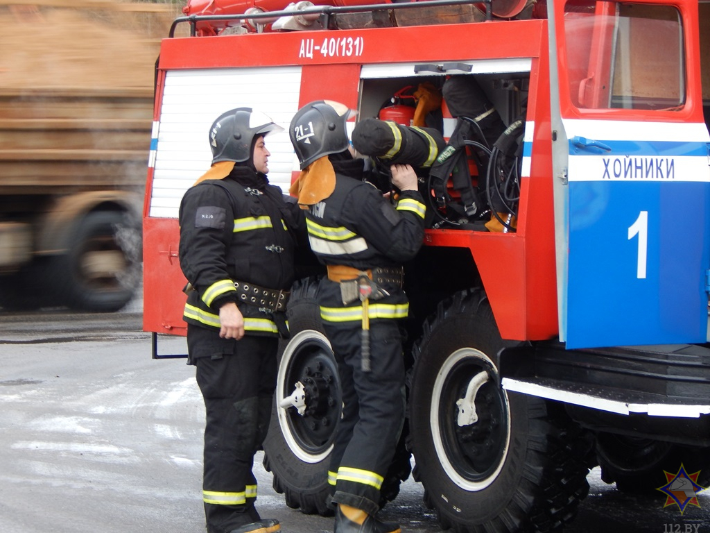 Спасатели в Хойниках показали, как тушить автозаправку