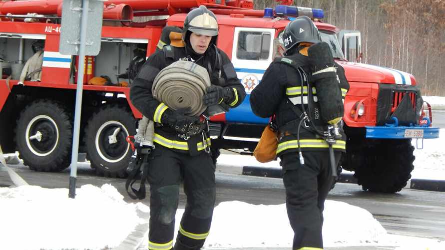 Спасатели в Хойниках показали, как тушить автозаправку