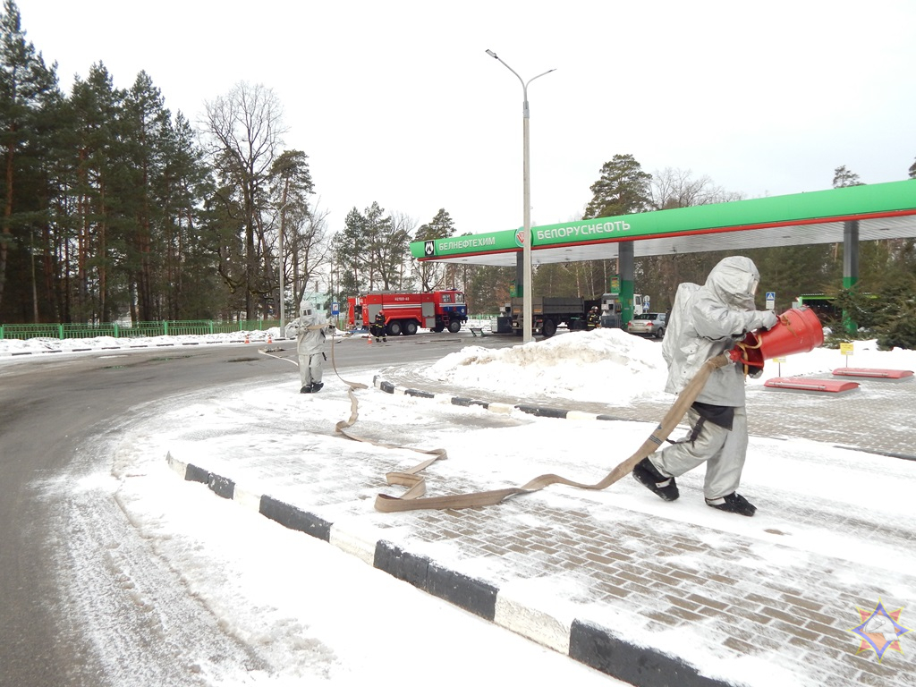 Спасатели в Хойниках показали, как тушить автозаправку