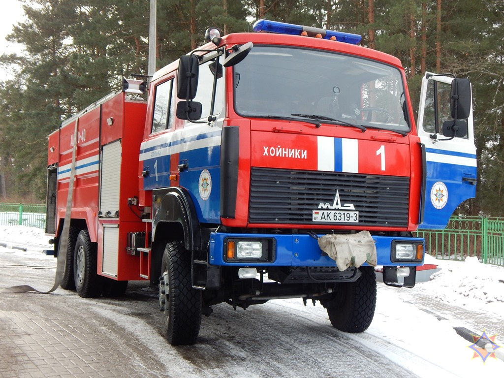 Спасатели в Хойниках показали, как тушить автозаправку