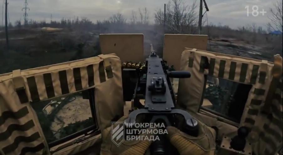 На видеоролике украинский MaxxPro MRAP помогает обеспечить вывод