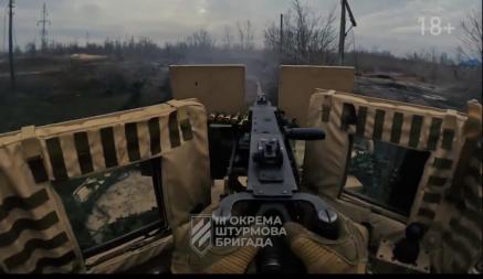 На видеоролике украинский MaxxPro MRAP помогает обеспечить вывод