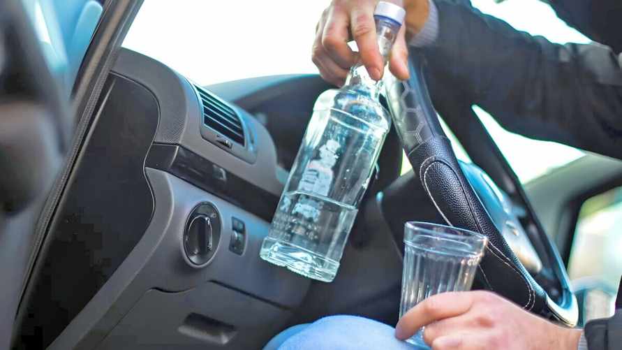 Можно ли белорусам пить алкоголь в припаркованном авто? Судья отменил «разрешение» ГАИ