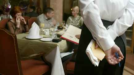 Кому принадлежат чаевые — официантам или кафе? В МНС Беларуси пообещали новый законопроект