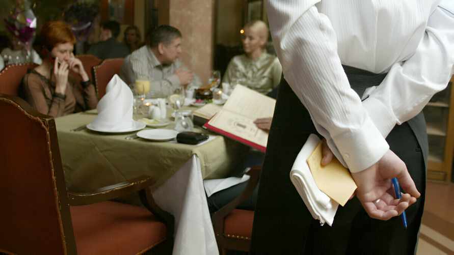 Кому принадлежат чаевые — официантам или кафе? В МНС Беларуси пообещали новый законопроект