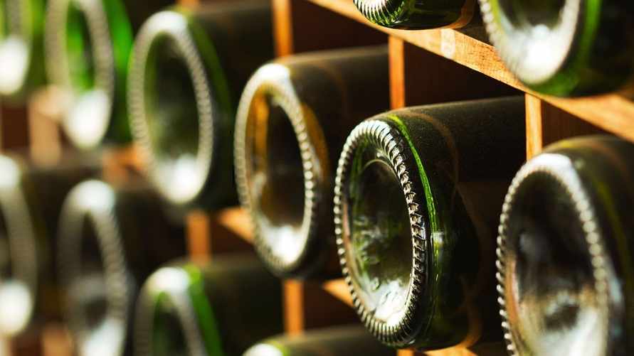 Почему у многих винных бутылок вогнутое дно? Оказывается, оно не указывает на качество напитка