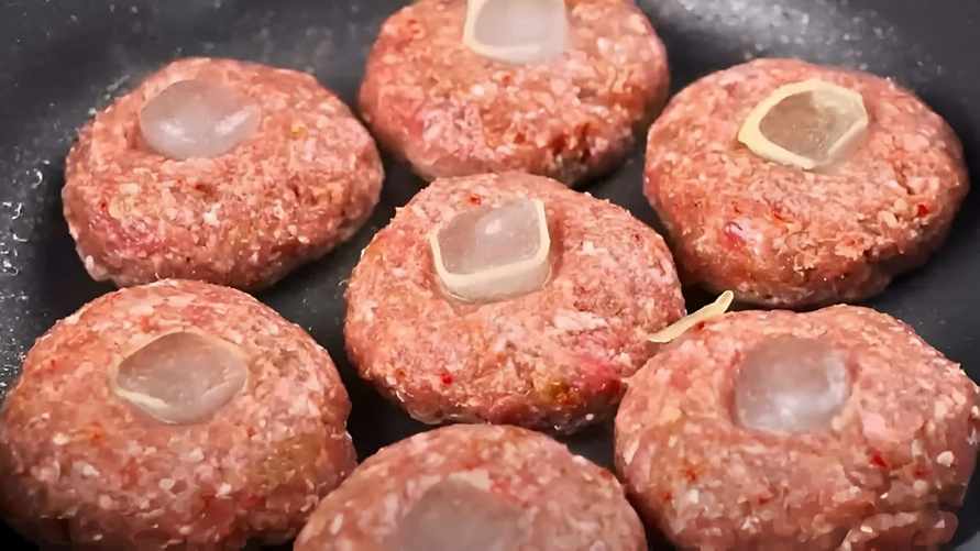 Зачем класть на фарш кубики льда? Вы не поверите, что произойдет со вкусом