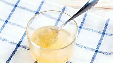 Кому из белорусов нужно пить разбавленный водой желатин? Этот напиток поможет при одном недомогании