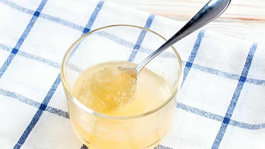 Кому из белорусов нужно пить разбавленный водой желатин? Этот напиток поможет при одном недомогании