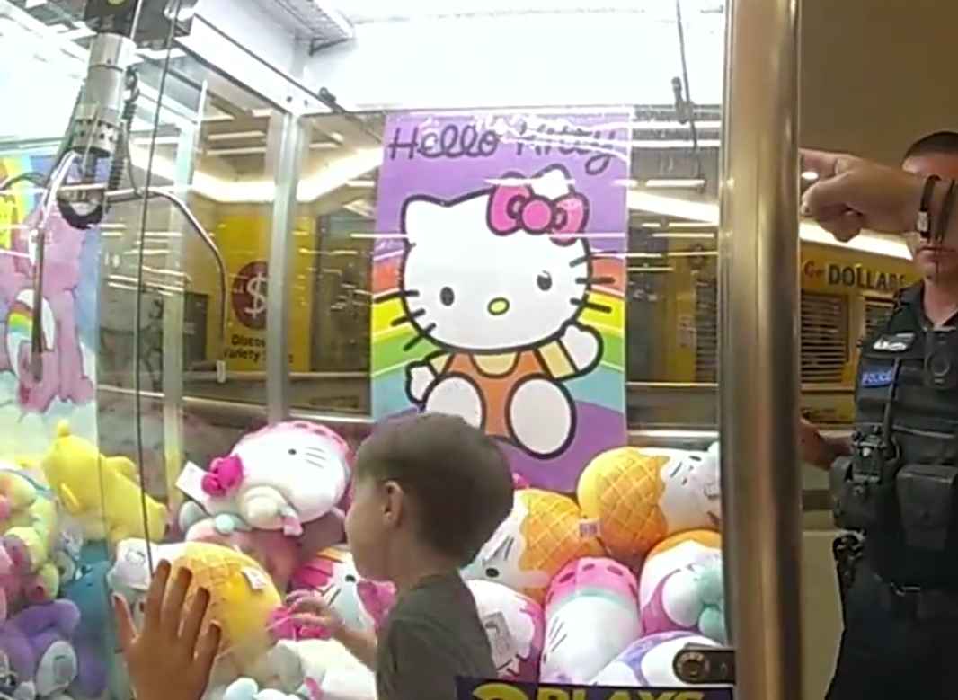 Трехлетний ребенок мальчик оказался внутри автомата с игрушками. Как отреагировал?