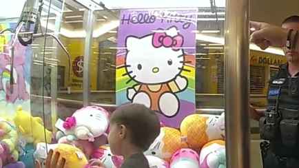 Трехлетний ребенок мальчик оказался внутри автомата с игрушками. Как отреагировал?