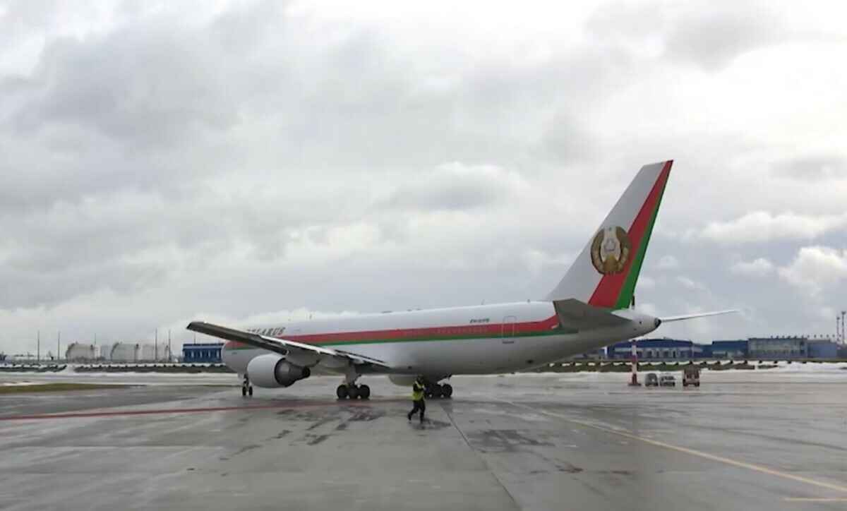 Лукашенко улетел в Узбекистан поговорить "один на один" с Мирзиёевым